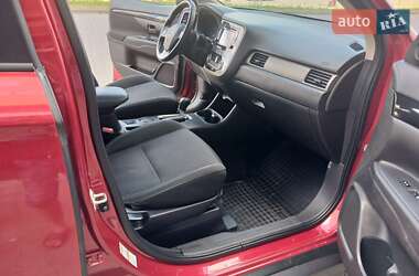 Внедорожник / Кроссовер Mitsubishi Outlander 2015 в 