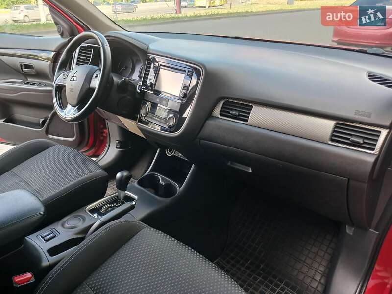Внедорожник / Кроссовер Mitsubishi Outlander 2015 в Киеве
