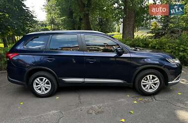 Внедорожник / Кроссовер Mitsubishi Outlander 2016 в 