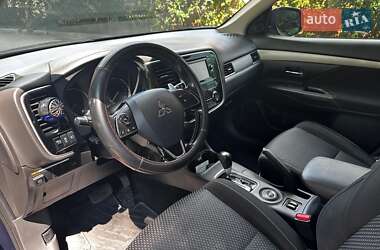 Внедорожник / Кроссовер Mitsubishi Outlander 2016 в 