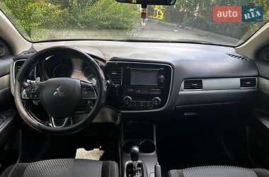 Внедорожник / Кроссовер Mitsubishi Outlander 2016 в 