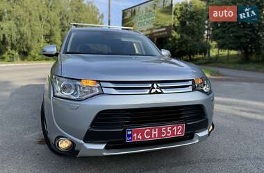 Внедорожник / Кроссовер Mitsubishi Outlander 2015 в 