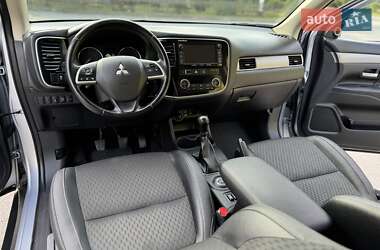 Внедорожник / Кроссовер Mitsubishi Outlander 2015 в 