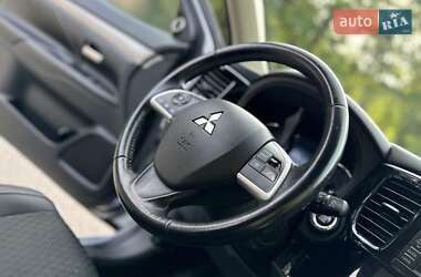 Внедорожник / Кроссовер Mitsubishi Outlander 2015 в 