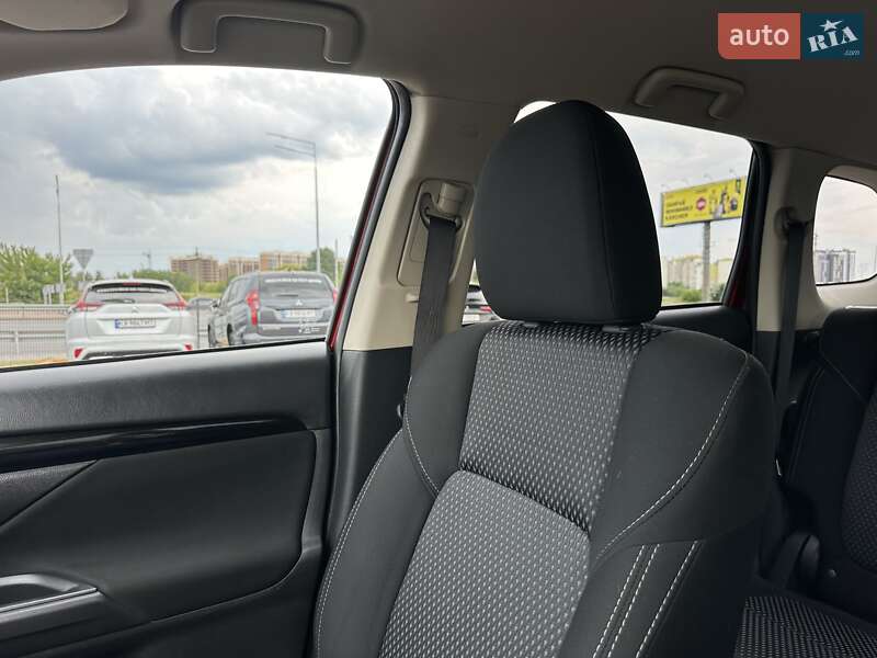 Внедорожник / Кроссовер Mitsubishi Outlander 2020 в Киеве