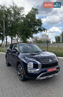 Внедорожник / Кроссовер Mitsubishi Outlander 2022 в 
