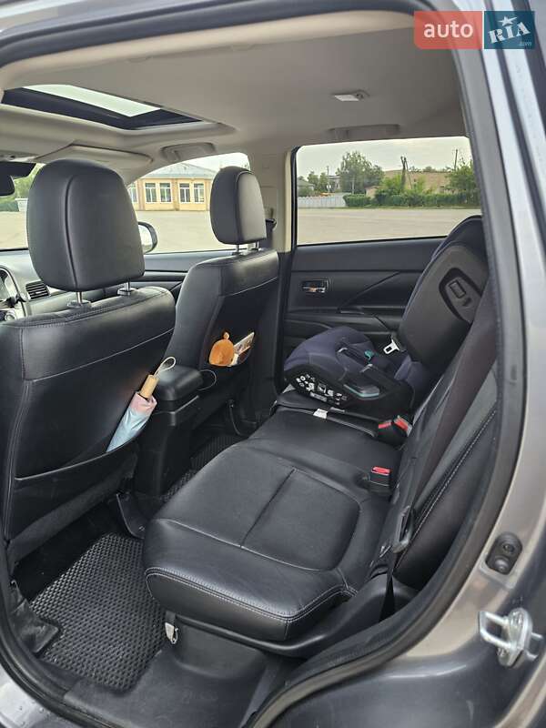 Внедорожник / Кроссовер Mitsubishi Outlander 2017 в Тростянце