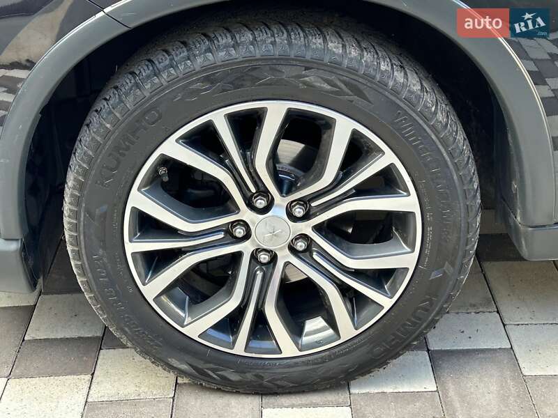 Внедорожник / Кроссовер Mitsubishi Outlander 2015 в Ровно