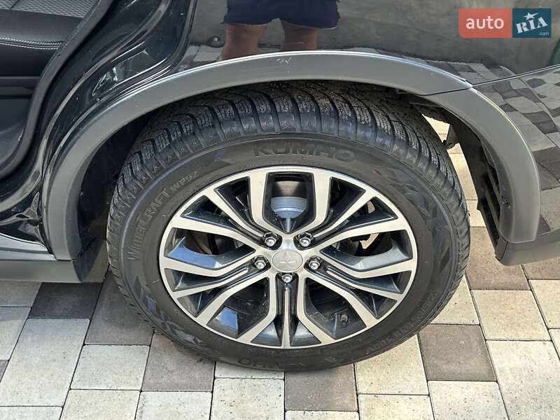 Внедорожник / Кроссовер Mitsubishi Outlander 2015 в Ровно
