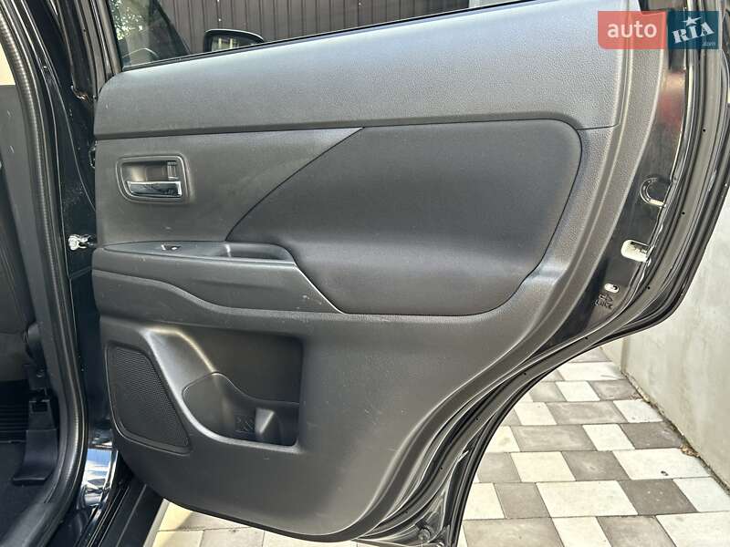 Внедорожник / Кроссовер Mitsubishi Outlander 2015 в Ровно