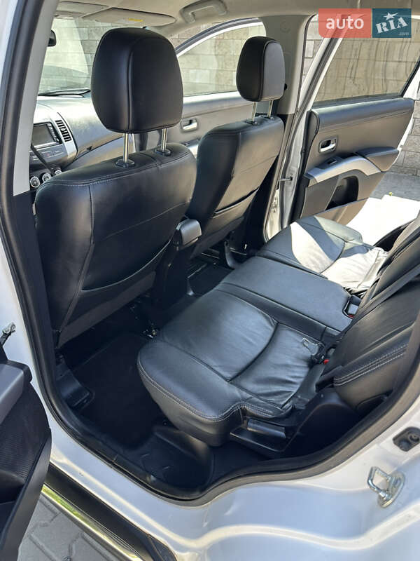 Внедорожник / Кроссовер Mitsubishi Outlander 2011 в Дубно