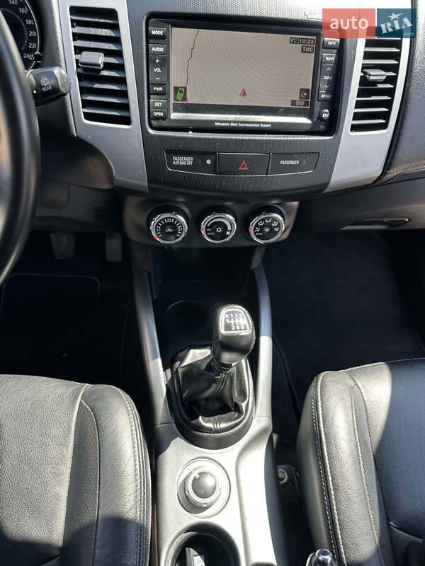Внедорожник / Кроссовер Mitsubishi Outlander 2011 в Дубно