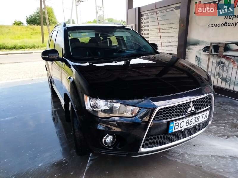 Внедорожник / Кроссовер Mitsubishi Outlander 2010 в 