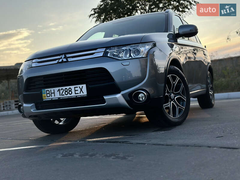 Внедорожник / Кроссовер Mitsubishi Outlander 2014 в 