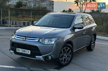 Внедорожник / Кроссовер Mitsubishi Outlander 2014 в 