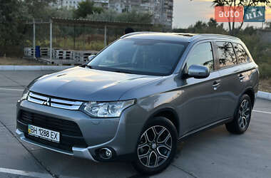 Внедорожник / Кроссовер Mitsubishi Outlander 2014 в 