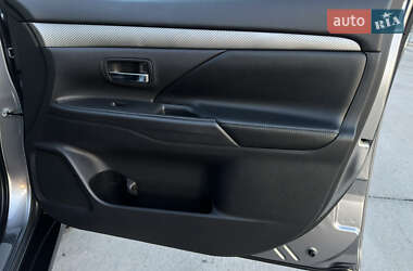 Внедорожник / Кроссовер Mitsubishi Outlander 2014 в 