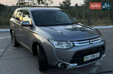Внедорожник / Кроссовер Mitsubishi Outlander 2014 в 