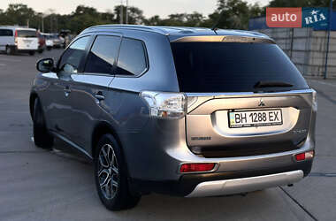 Внедорожник / Кроссовер Mitsubishi Outlander 2014 в 