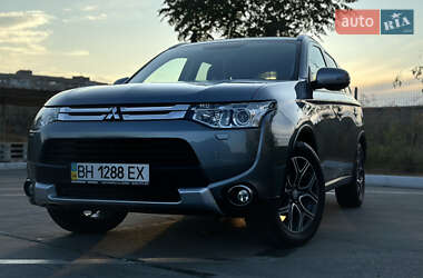Внедорожник / Кроссовер Mitsubishi Outlander 2014 в 