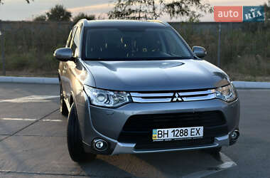 Внедорожник / Кроссовер Mitsubishi Outlander 2014 в 