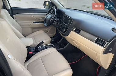 Внедорожник / Кроссовер Mitsubishi Outlander 2013 в 