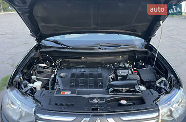 Внедорожник / Кроссовер Mitsubishi Outlander 2013 в 