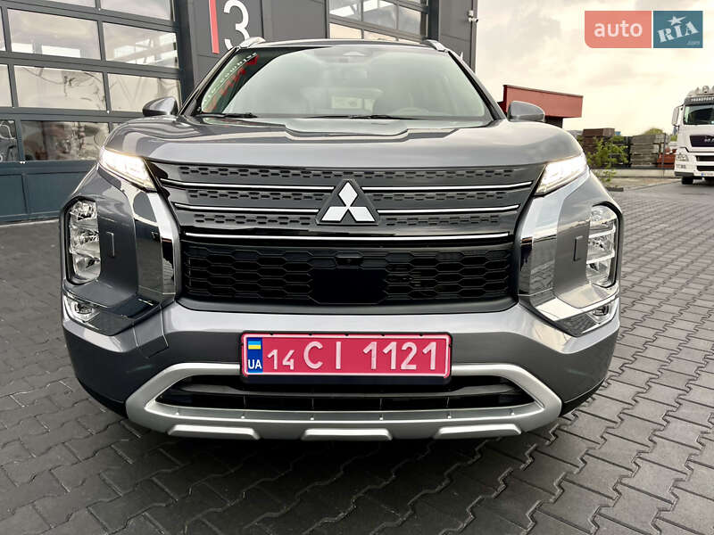 Внедорожник / Кроссовер Mitsubishi Outlander 2023 в Львове