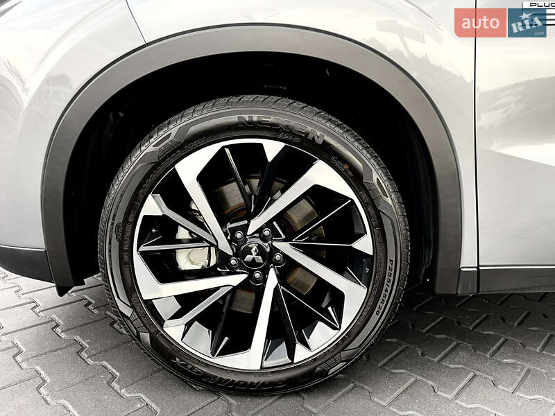 Внедорожник / Кроссовер Mitsubishi Outlander 2023 в Львове