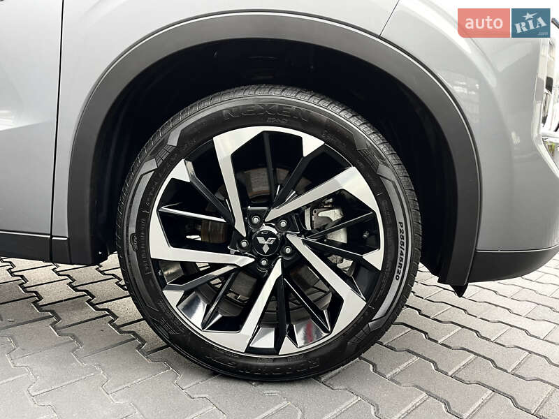 Внедорожник / Кроссовер Mitsubishi Outlander 2023 в Львове