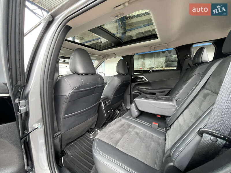 Внедорожник / Кроссовер Mitsubishi Outlander 2023 в Львове