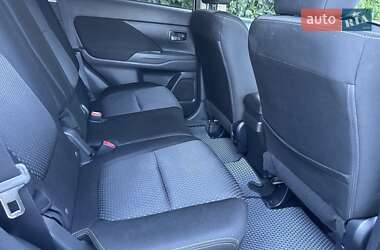 Внедорожник / Кроссовер Mitsubishi Outlander 2017 в 