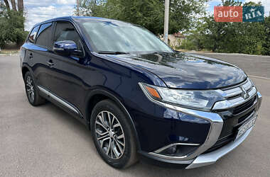 Внедорожник / Кроссовер Mitsubishi Outlander 2016 в 