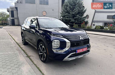 Внедорожник / Кроссовер Mitsubishi Outlander 2022 в 