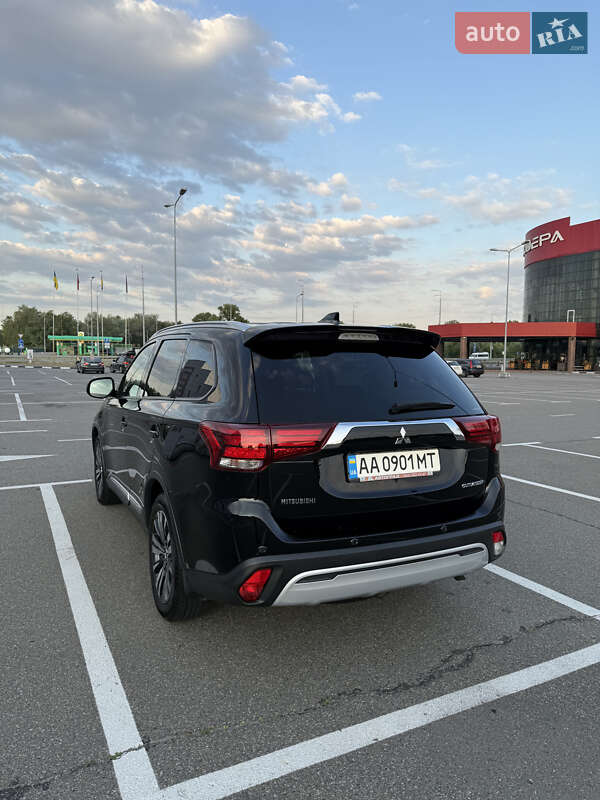 Внедорожник / Кроссовер Mitsubishi Outlander 2018 в Киеве