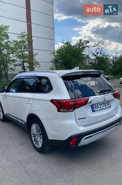 Внедорожник / Кроссовер Mitsubishi Outlander 2018 в 