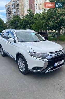 Внедорожник / Кроссовер Mitsubishi Outlander 2018 в 