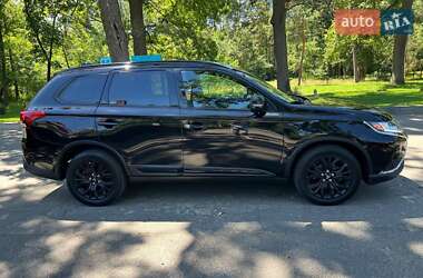 Позашляховик / Кросовер Mitsubishi Outlander 2019 в 
