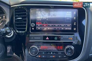 Позашляховик / Кросовер Mitsubishi Outlander 2019 в 