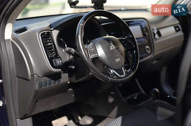 Внедорожник / Кроссовер Mitsubishi Outlander 2016 в 