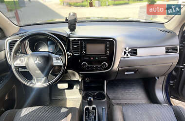 Внедорожник / Кроссовер Mitsubishi Outlander 2016 в 