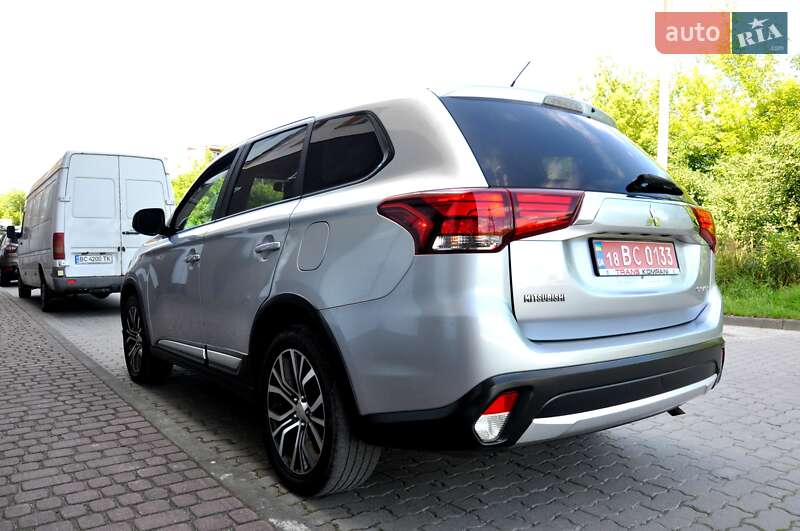 Позашляховик / Кросовер Mitsubishi Outlander 2016 в Львові
