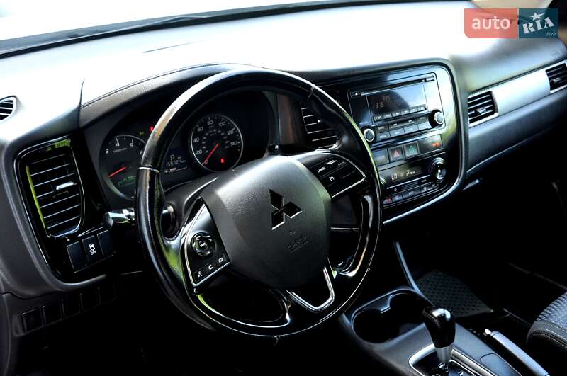 Позашляховик / Кросовер Mitsubishi Outlander 2016 в Львові