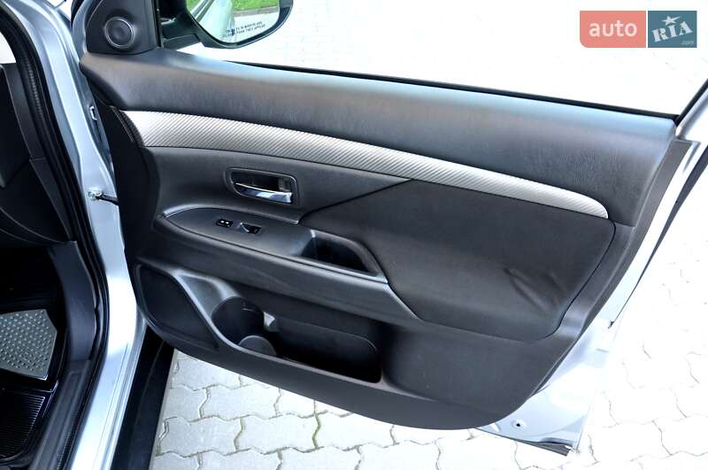 Позашляховик / Кросовер Mitsubishi Outlander 2016 в Львові