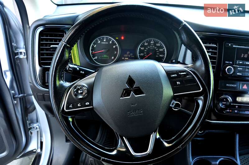 Позашляховик / Кросовер Mitsubishi Outlander 2016 в Львові