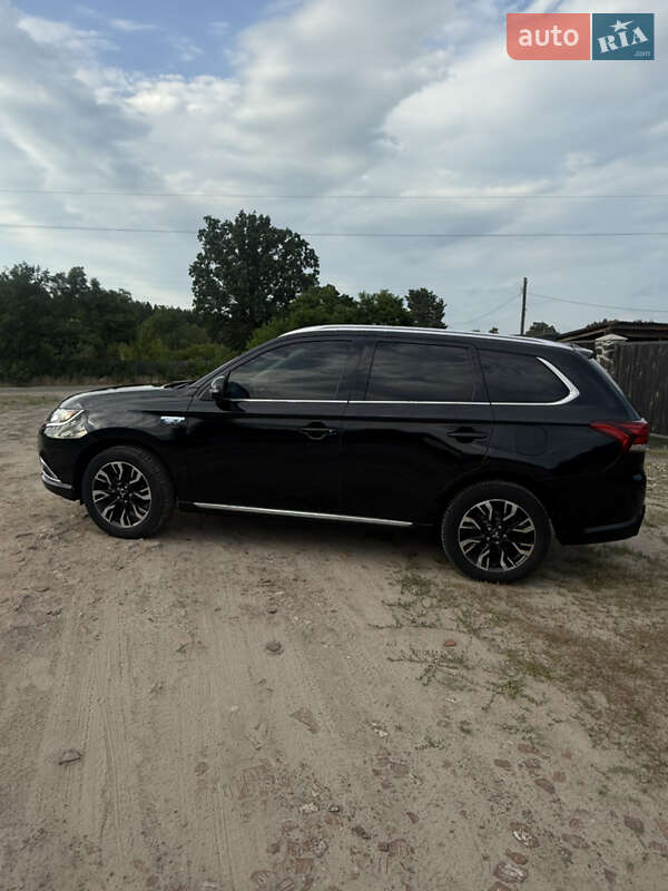 Внедорожник / Кроссовер Mitsubishi Outlander 2018 в Десне