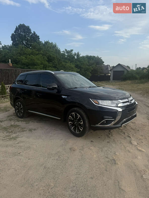 Внедорожник / Кроссовер Mitsubishi Outlander 2018 в Десне