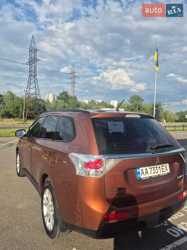 Внедорожник / Кроссовер Mitsubishi Outlander 2012 в Киеве
