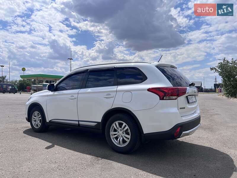 Внедорожник / Кроссовер Mitsubishi Outlander 2016 в Вознесенске