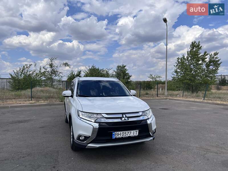Внедорожник / Кроссовер Mitsubishi Outlander 2016 в Вознесенске